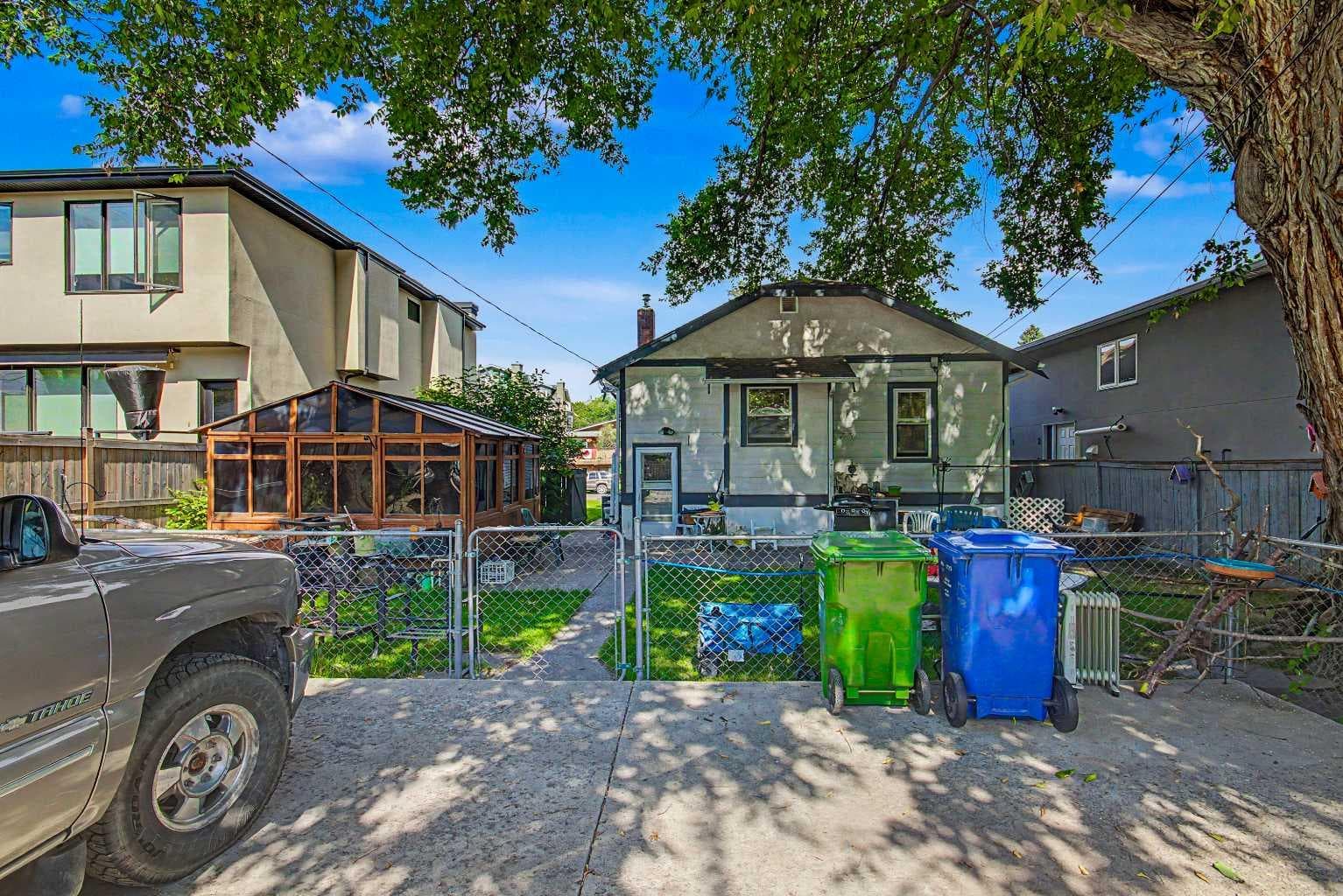 121 10 Avenue NE