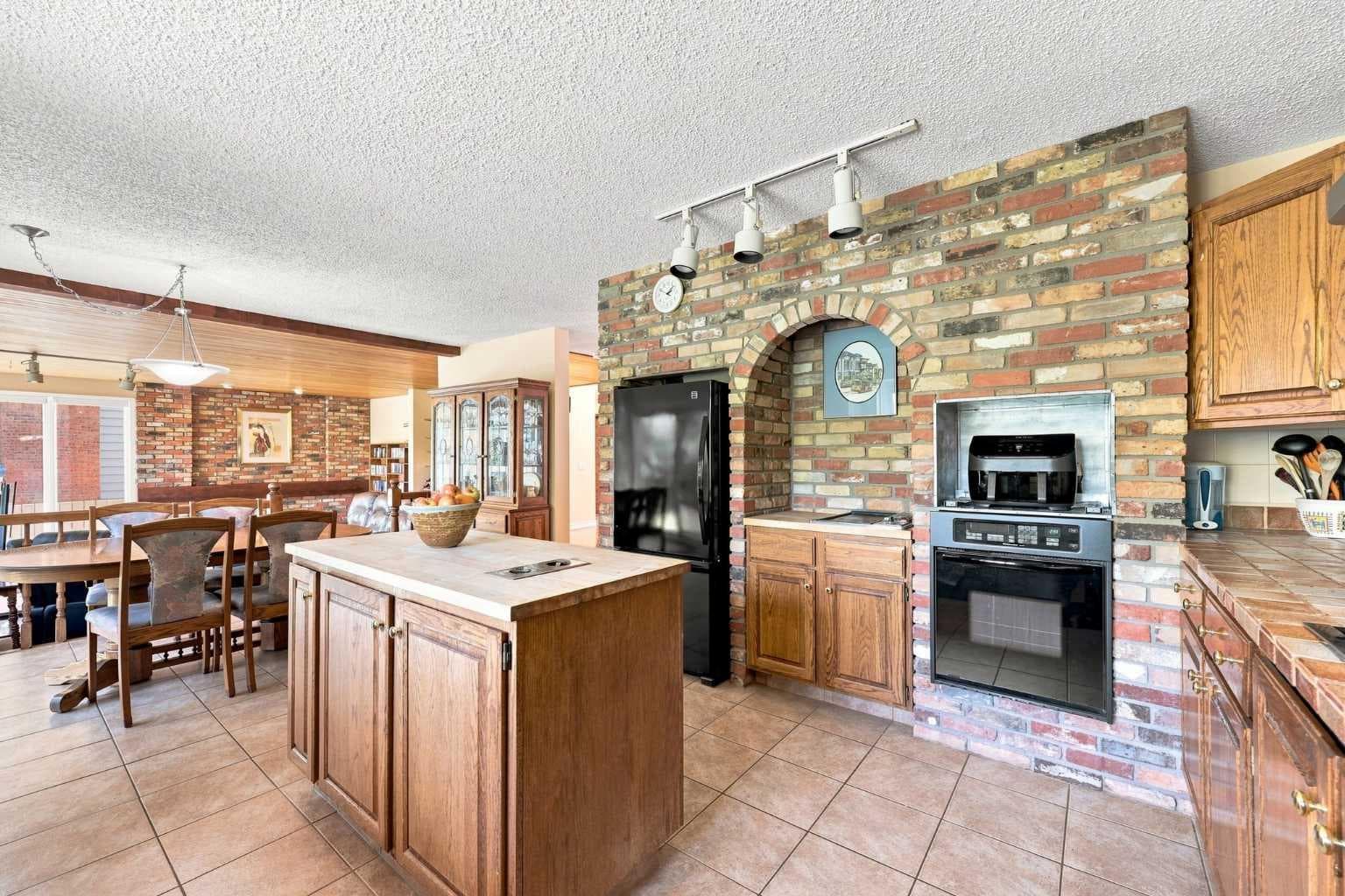 952 Edgemont Road NW