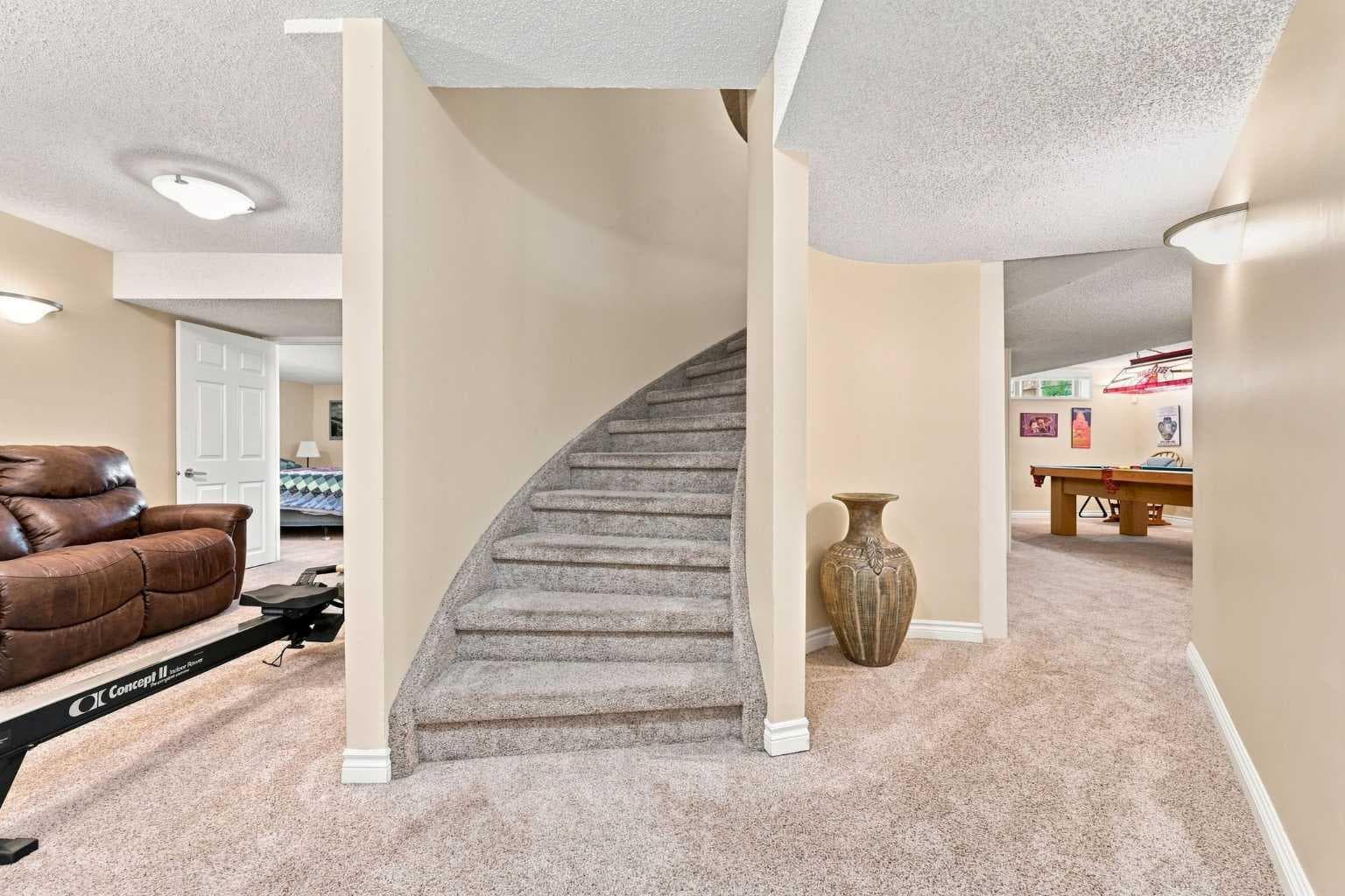 952 Edgemont Road NW
