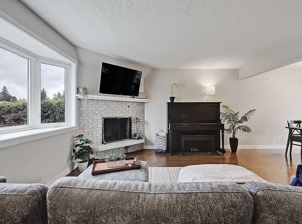 325 Whitney Crescent SE
