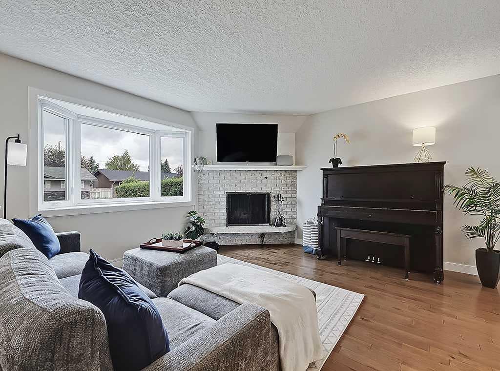 325 Whitney Crescent SE