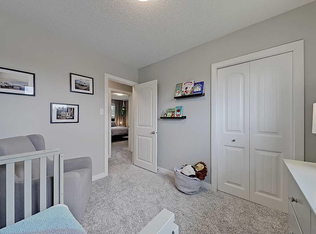 325 Whitney Crescent SE