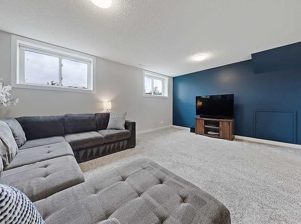 325 Whitney Crescent SE