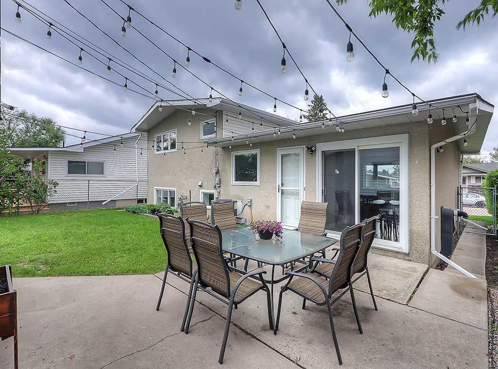 325 Whitney Crescent SE