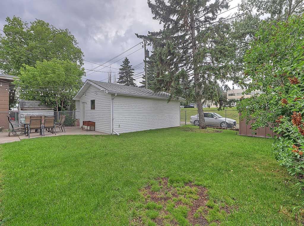 325 Whitney Crescent SE