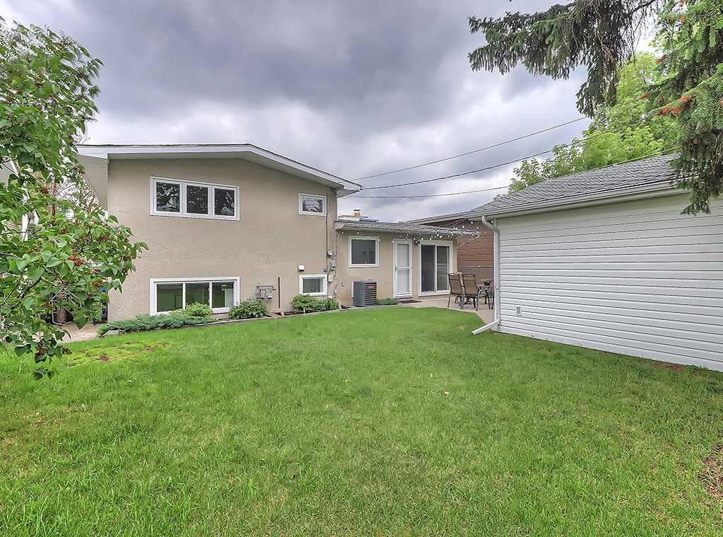 325 Whitney Crescent SE