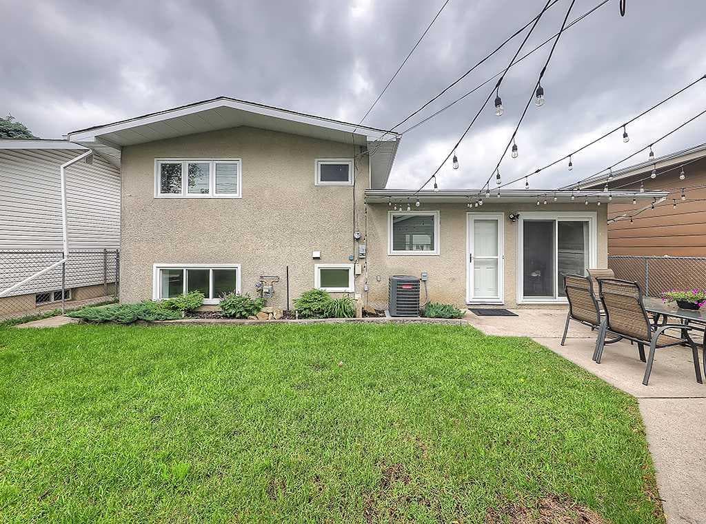 325 Whitney Crescent SE