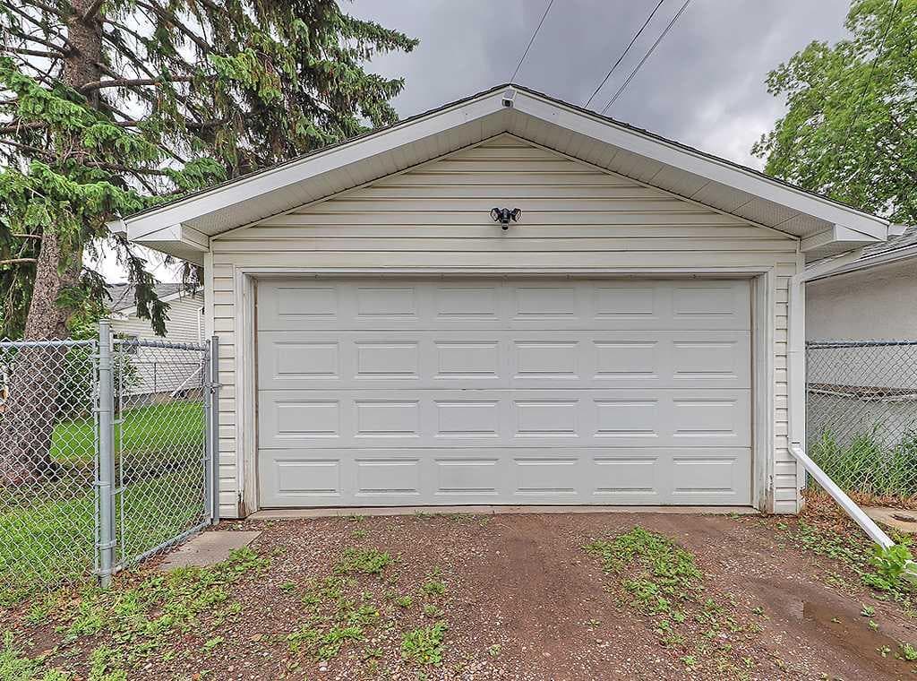 325 Whitney Crescent SE