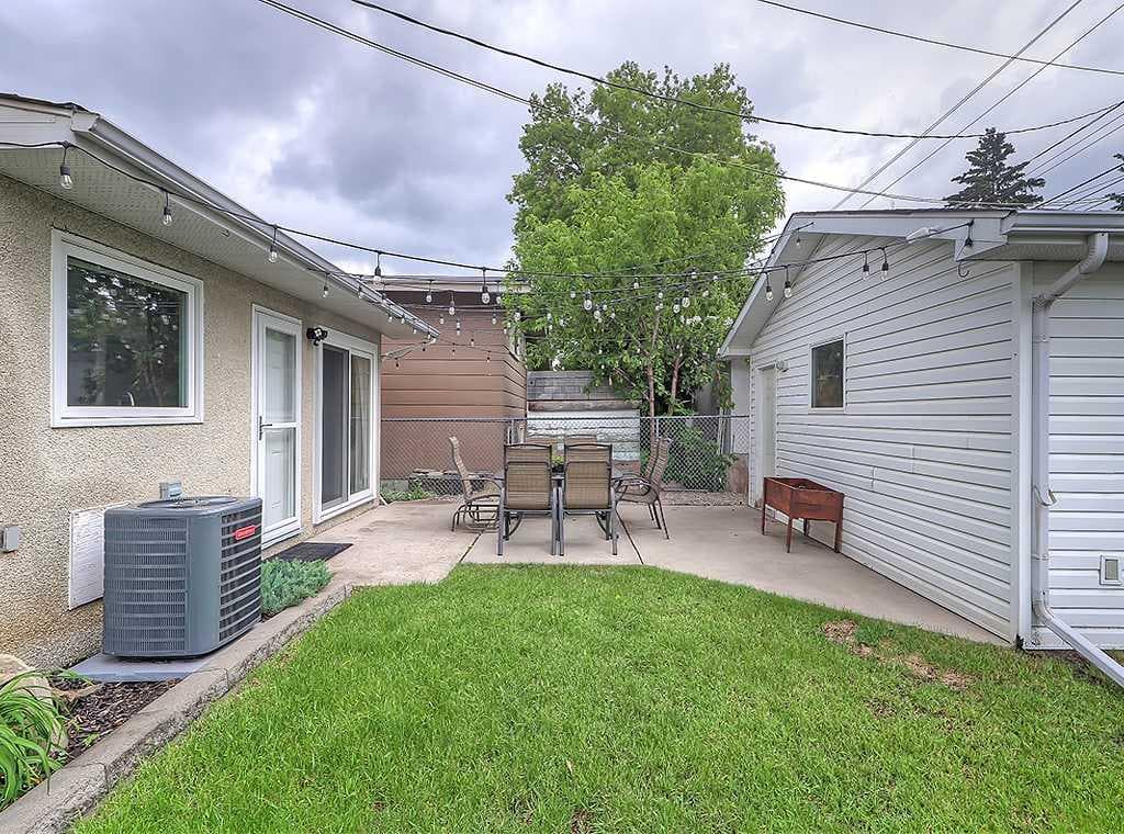 325 Whitney Crescent SE