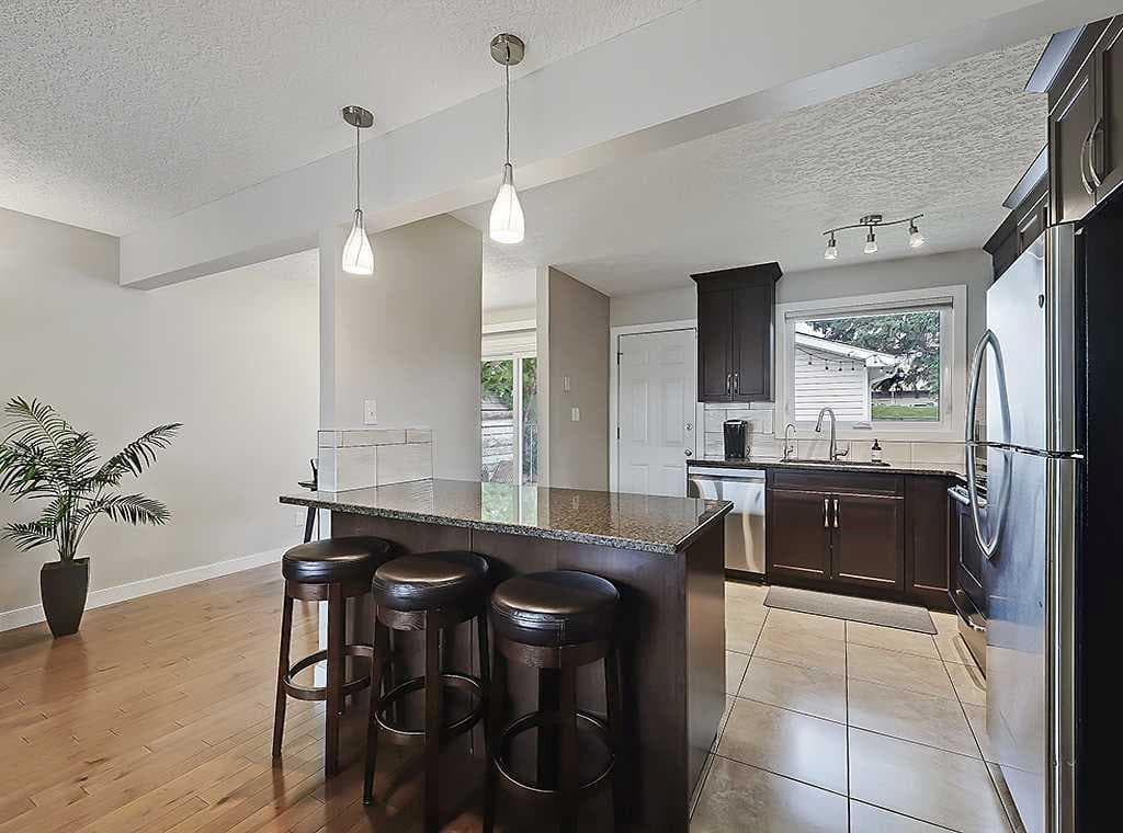 325 Whitney Crescent SE