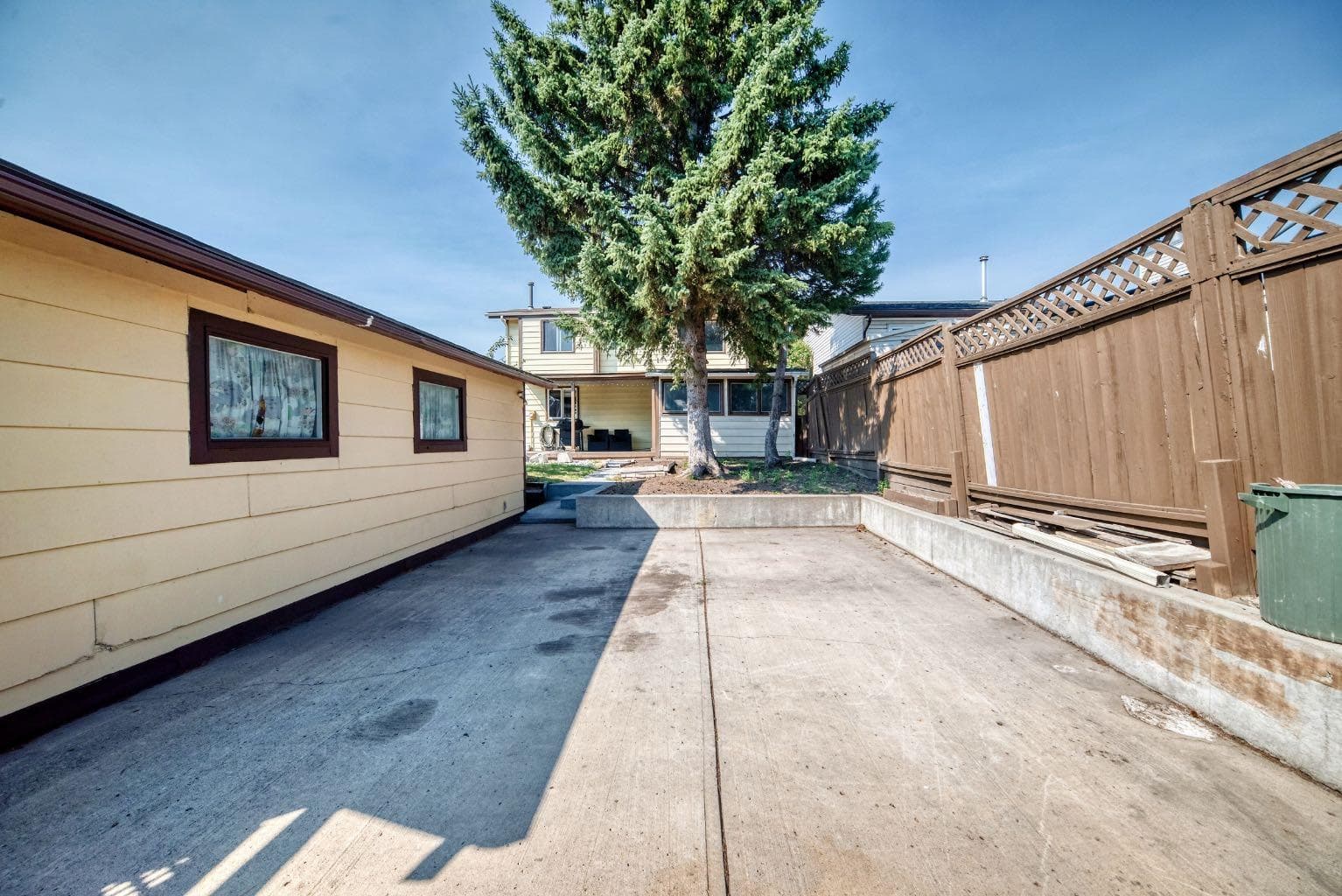 40 Falconridge Close NE