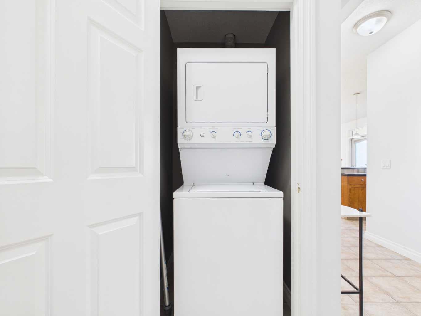 204, 2 hemlock Crescent SW