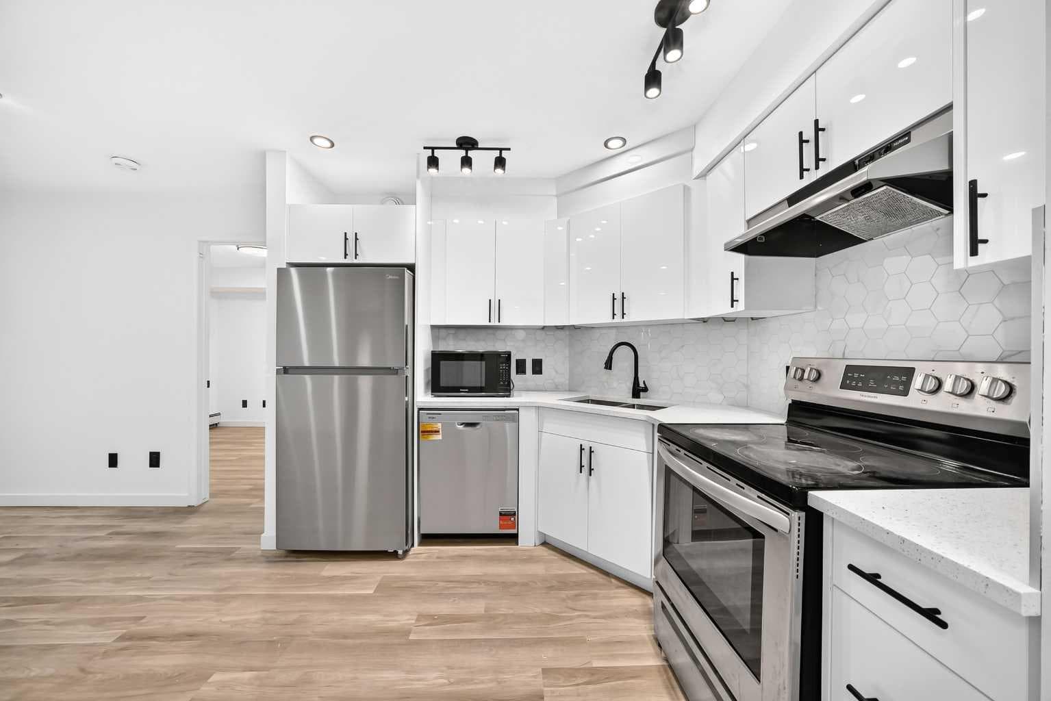 411, 2000 Applevillage Court SE