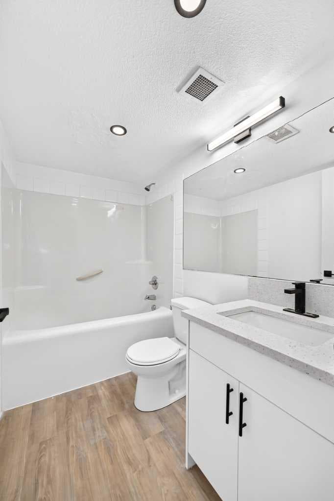 411, 2000 Applevillage Court SE