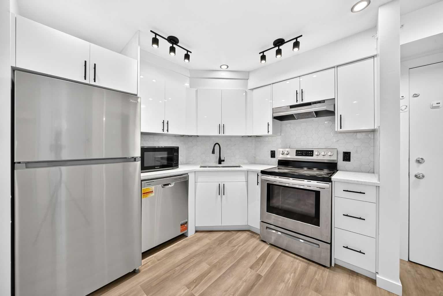 411, 2000 Applevillage Court SE