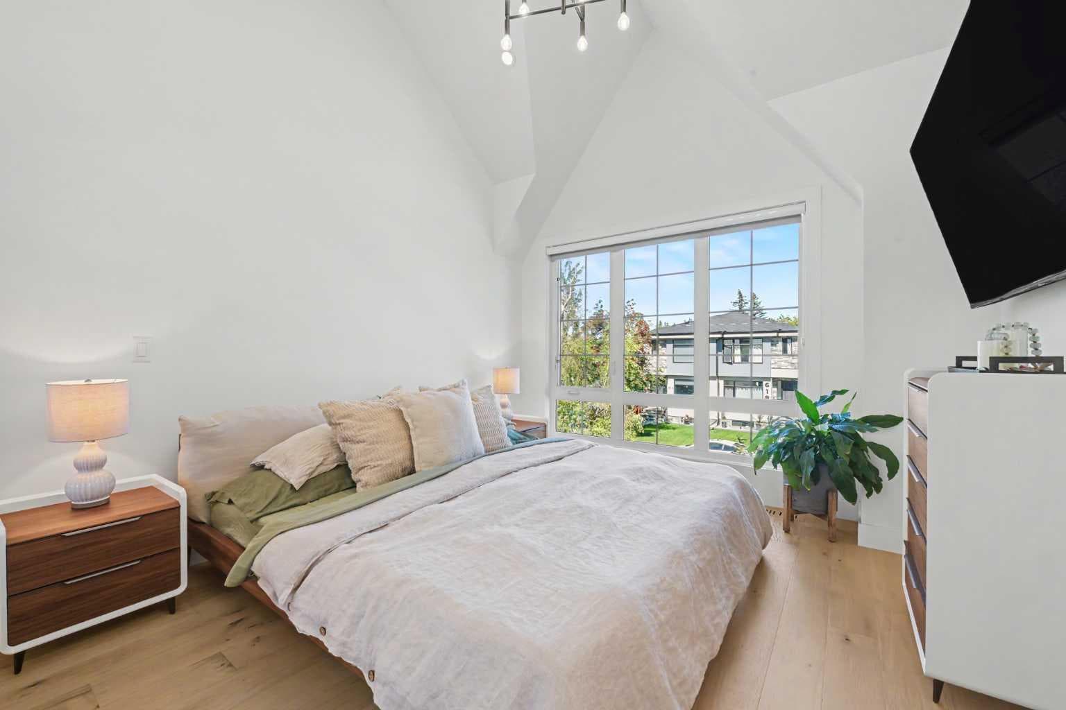 621 22 Avenue NE