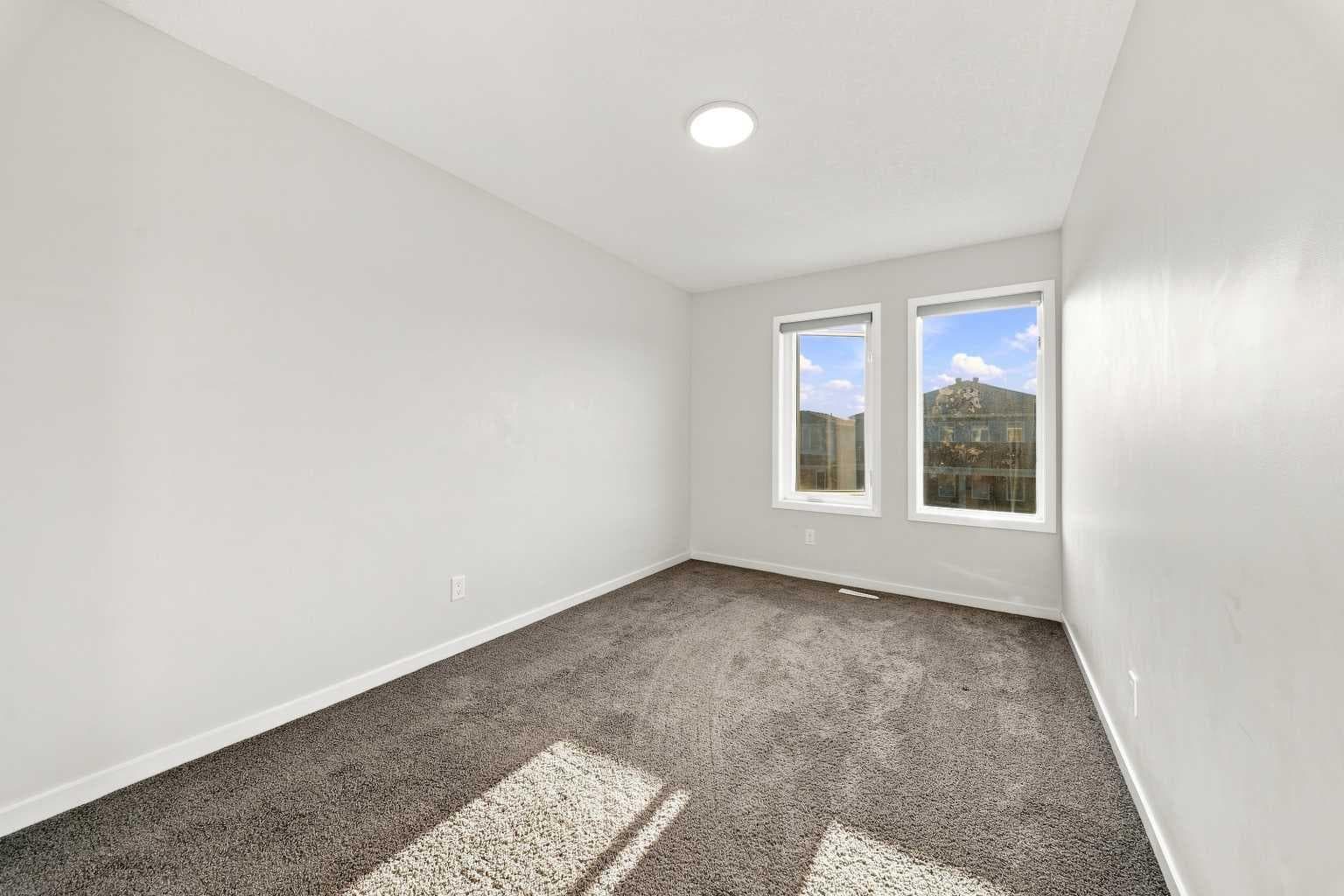 12 Corner Glen Row NE