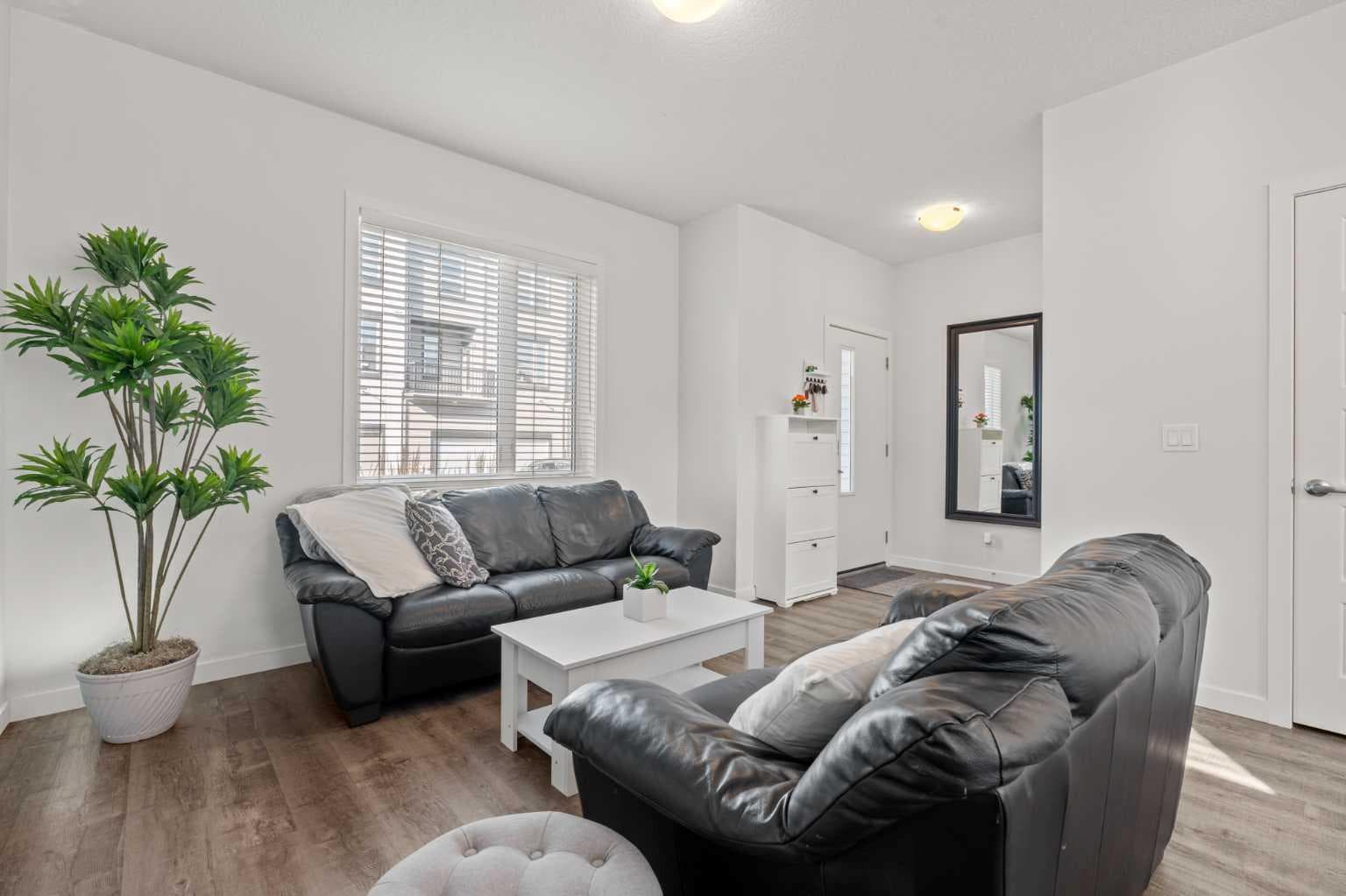 108, 75 Evanscrest Common NW