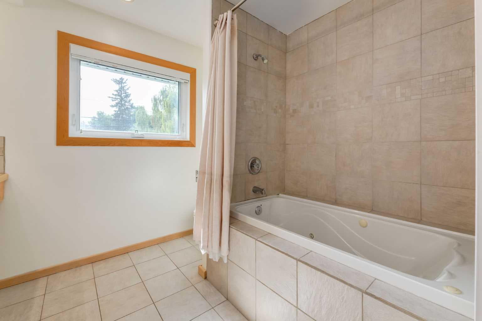 2547 Chicoutimi Drive NW