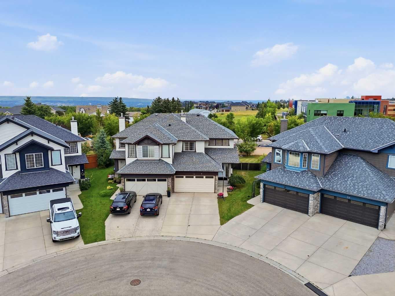 54 Cougar Ridge Bay SW