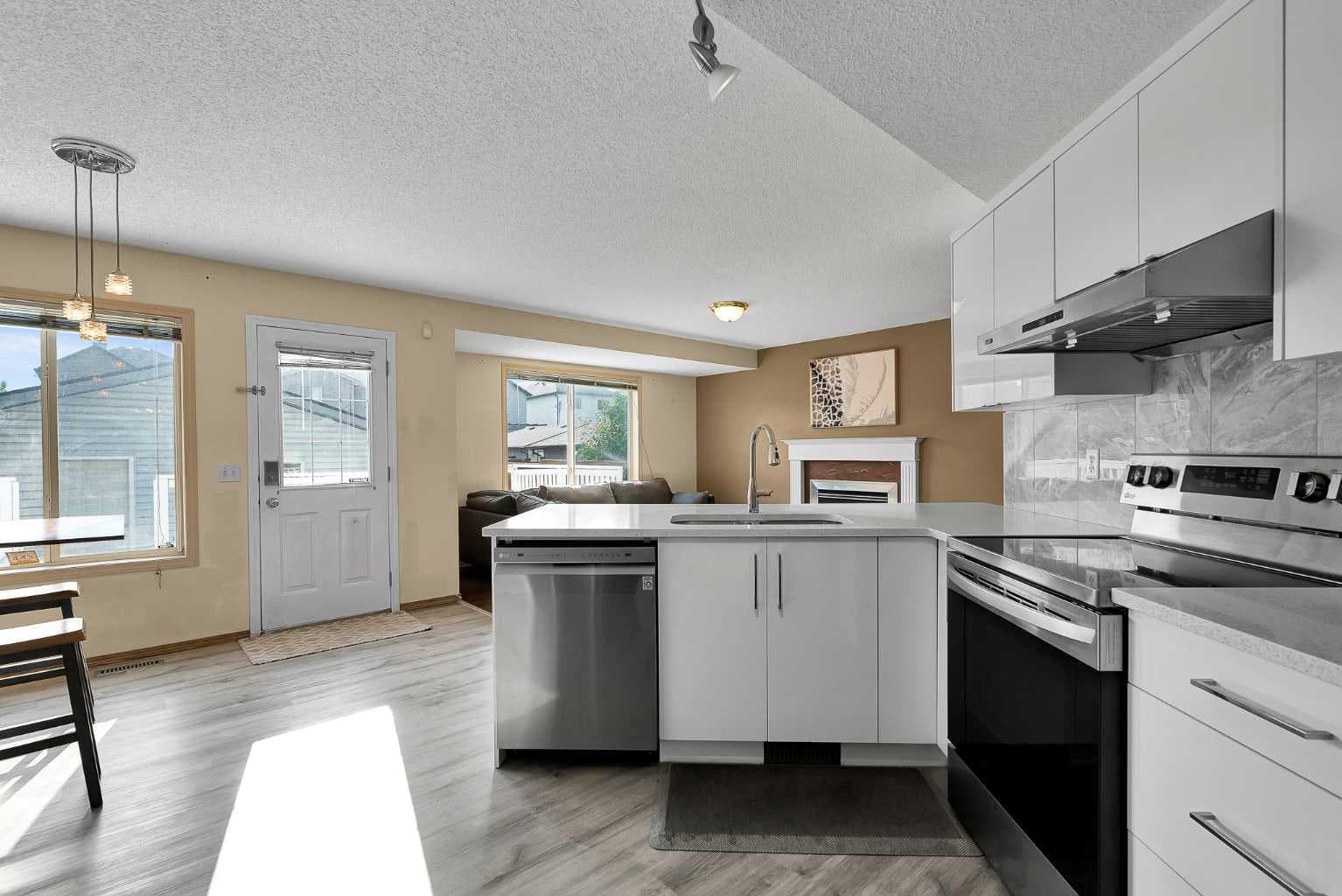 182 Citadel Bluff Close NW