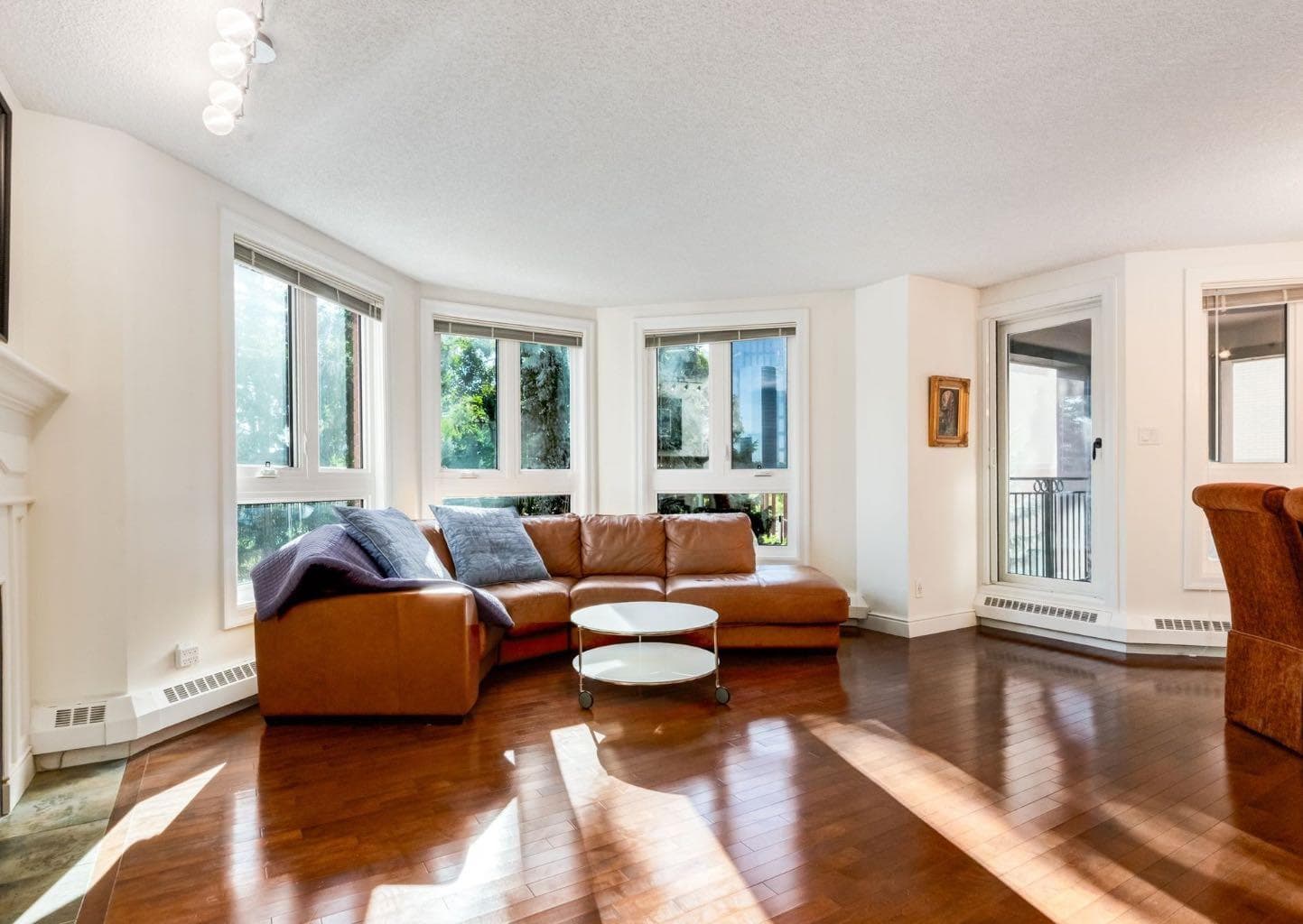 8402, 400 Eau Claire Avenue SW