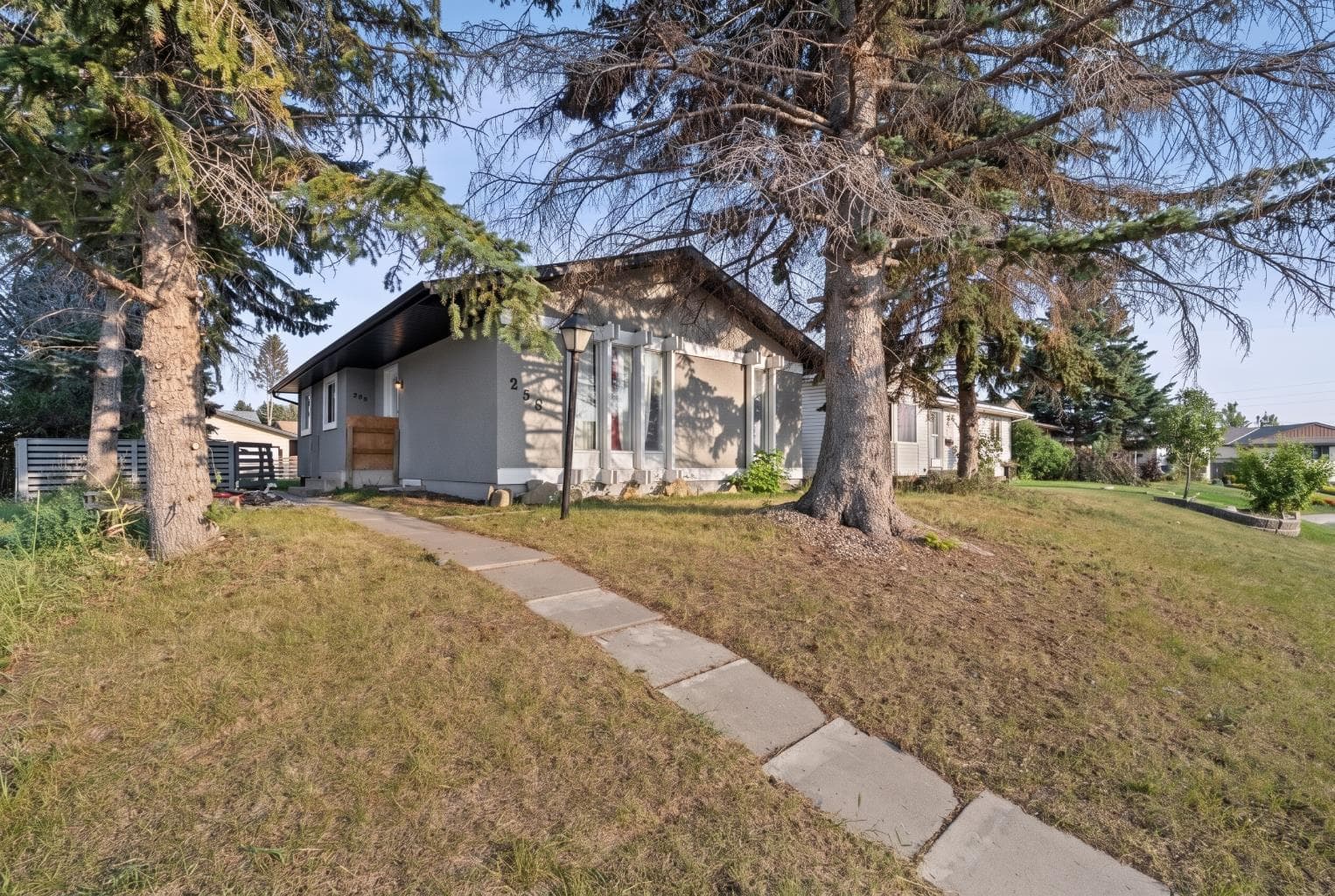 259 Manora Crescent NE