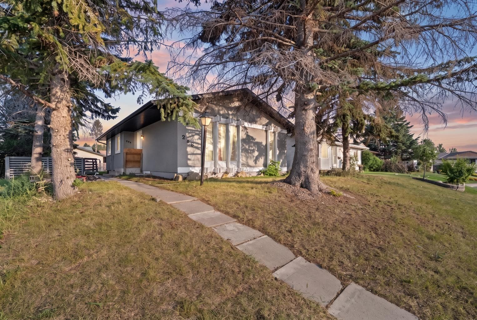 259 Manora Crescent NE