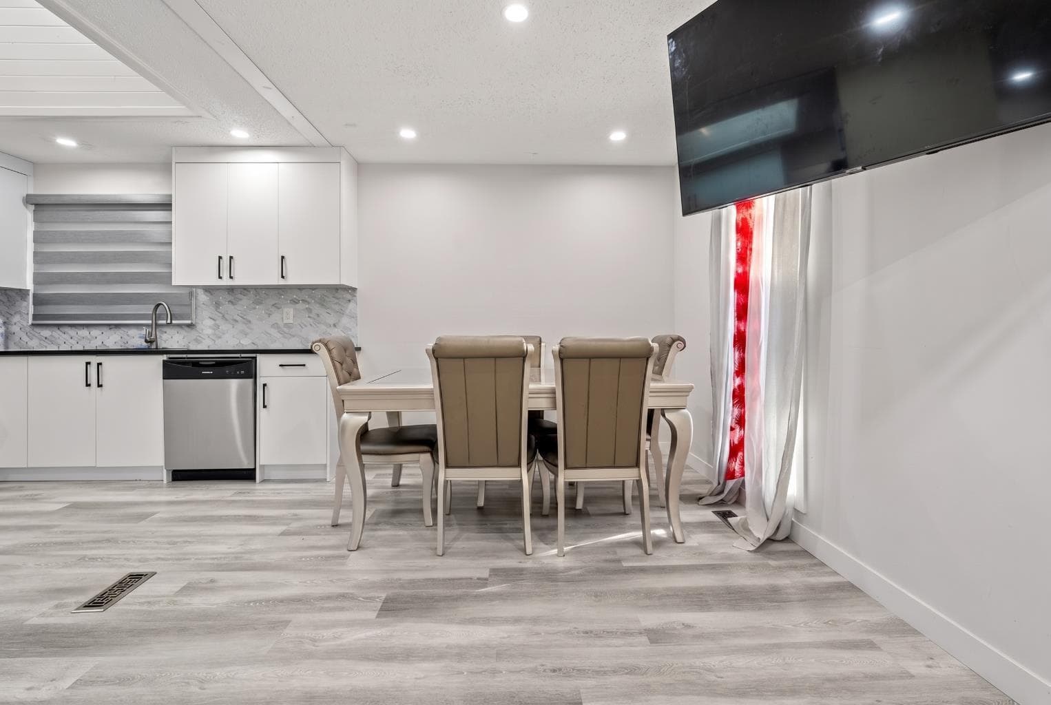 259 Manora Crescent NE
