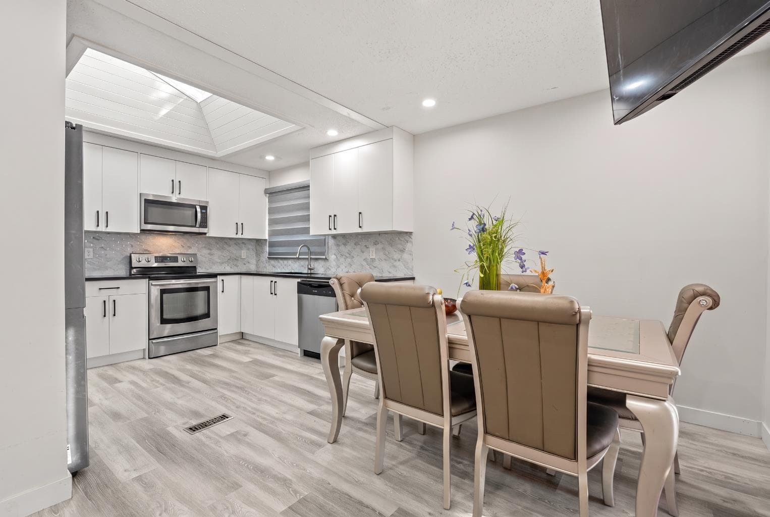 259 Manora Crescent NE