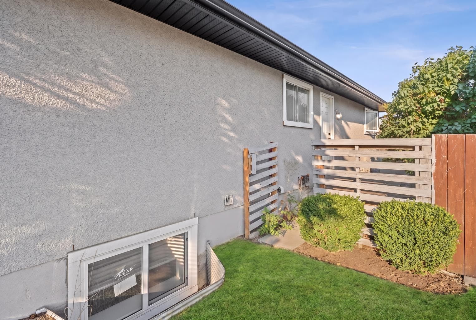 259 Manora Crescent NE