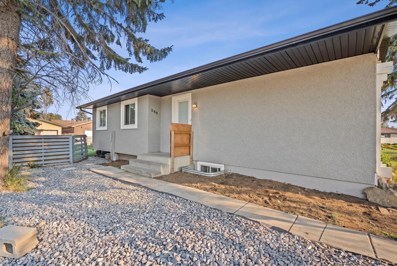 259 Manora Crescent NE