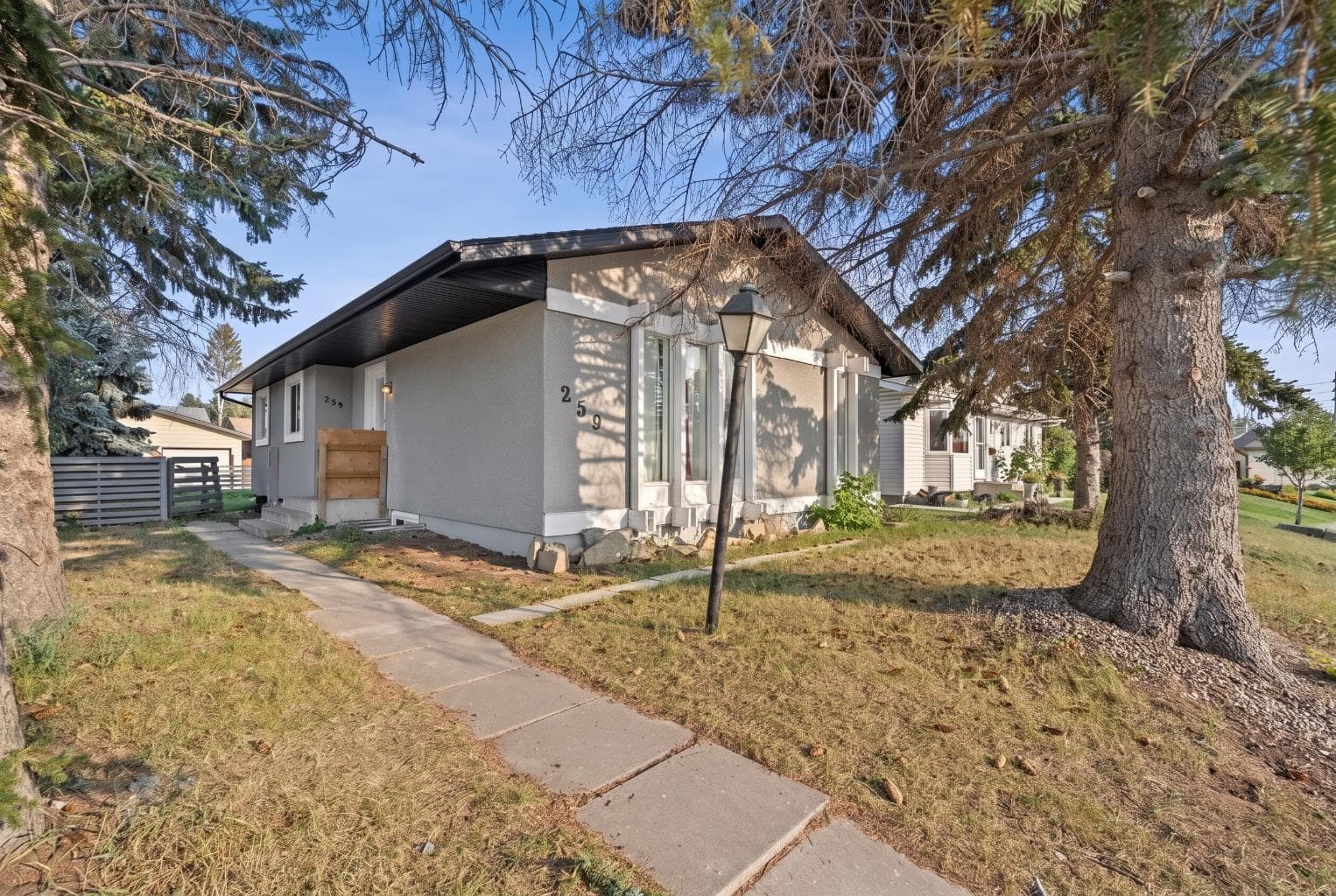 259 Manora Crescent NE