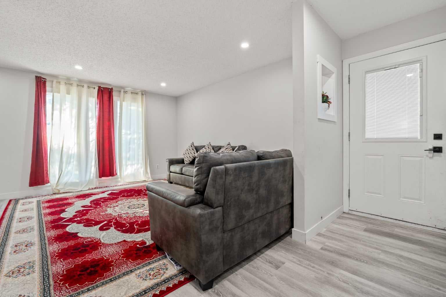 259 Manora Crescent NE