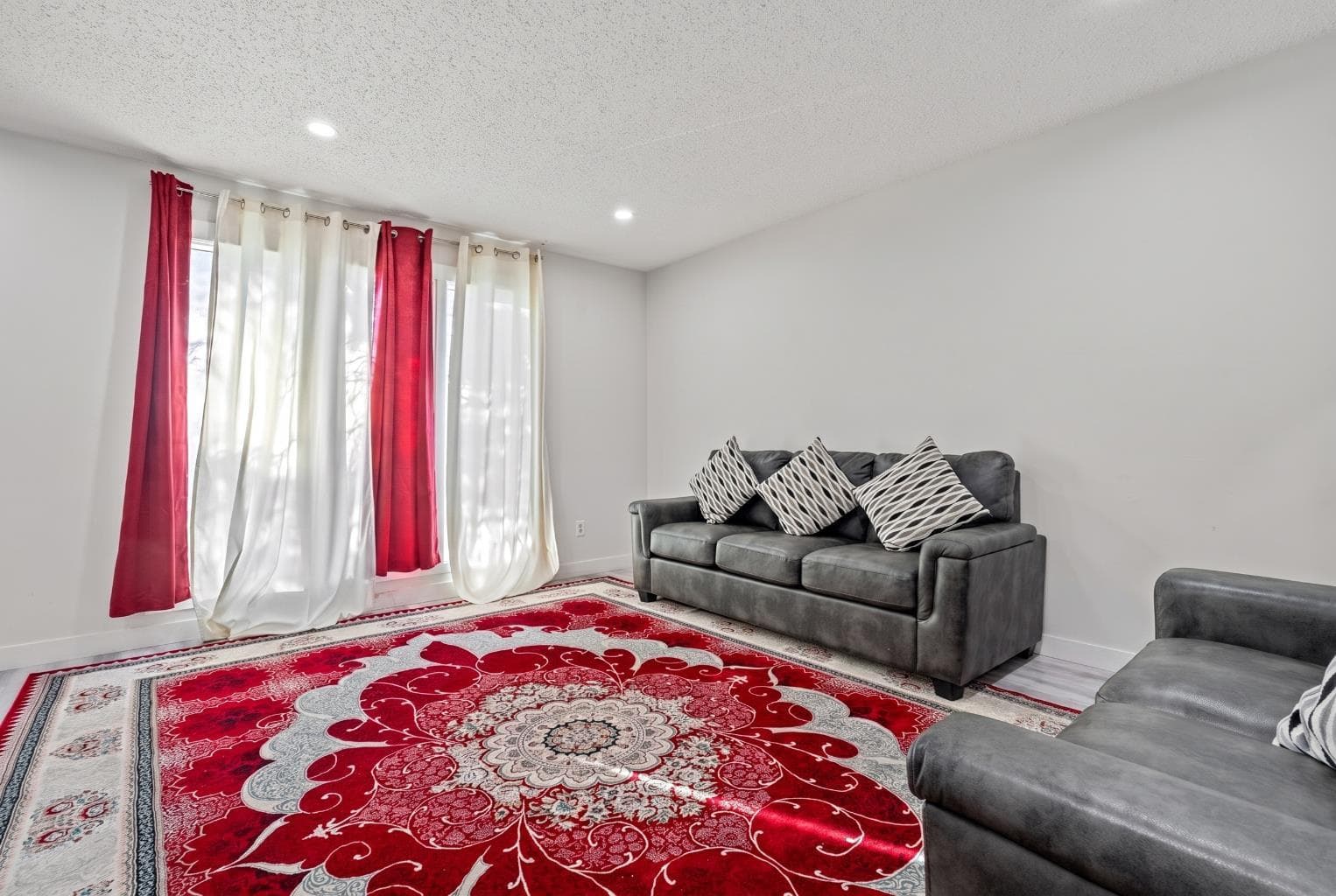 259 Manora Crescent NE