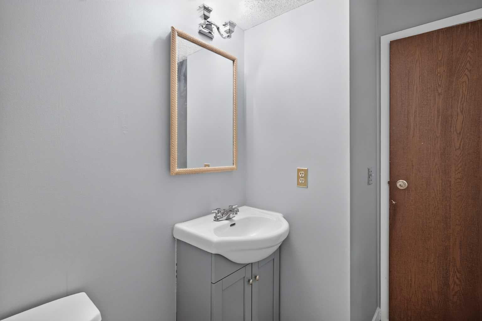 33, 3200 60 Street NE
