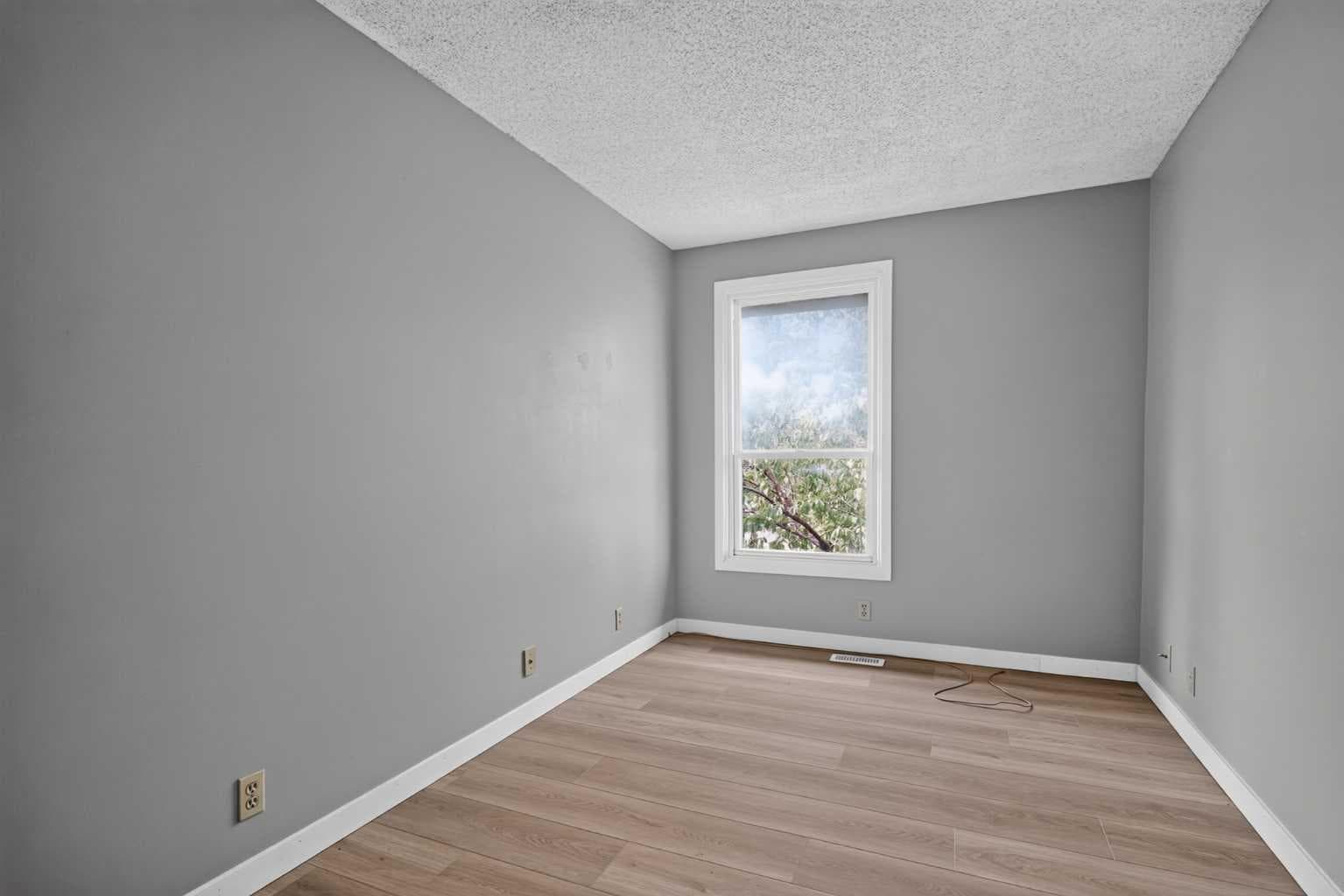 33, 3200 60 Street NE