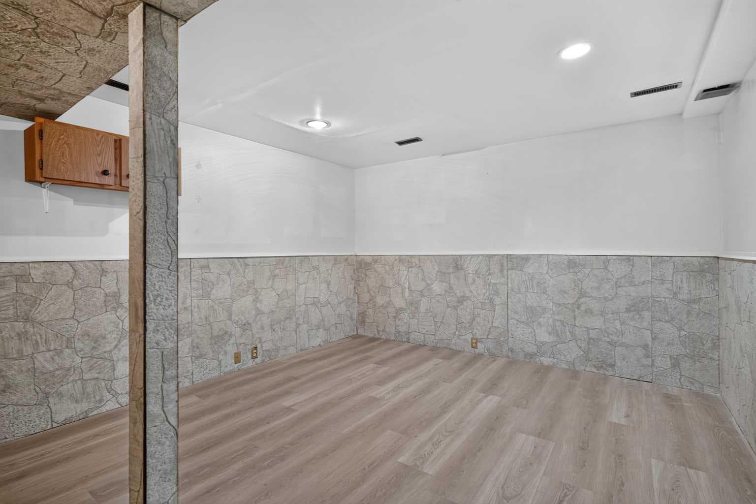 33, 3200 60 Street NE