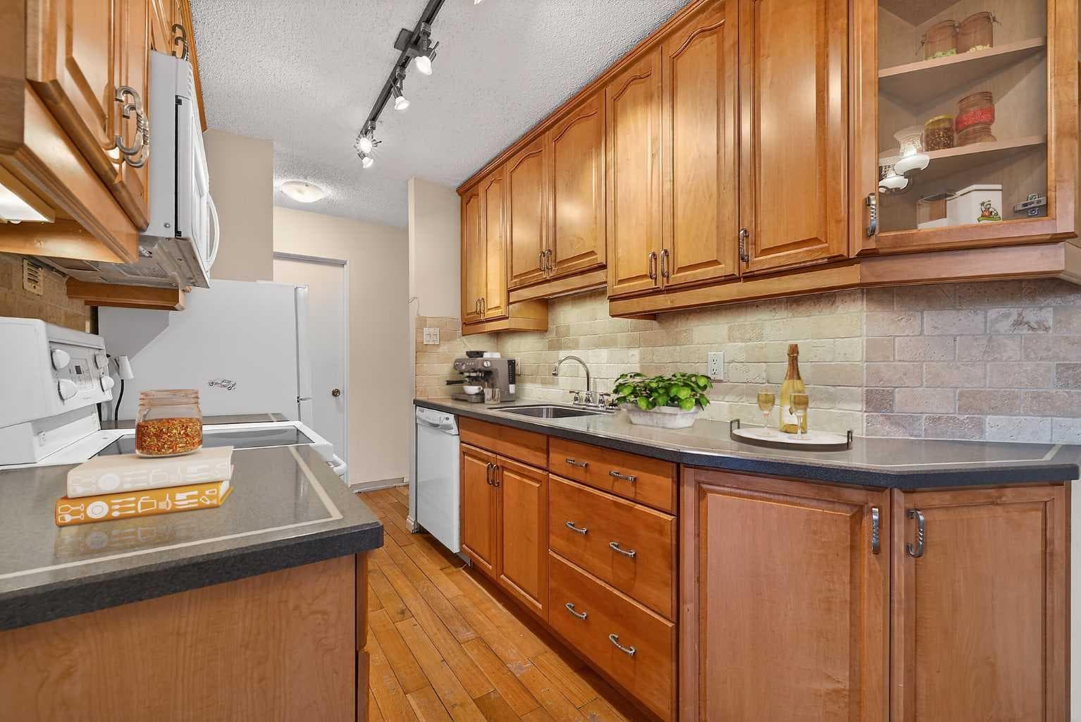301, 508 Cedar Crescent SW