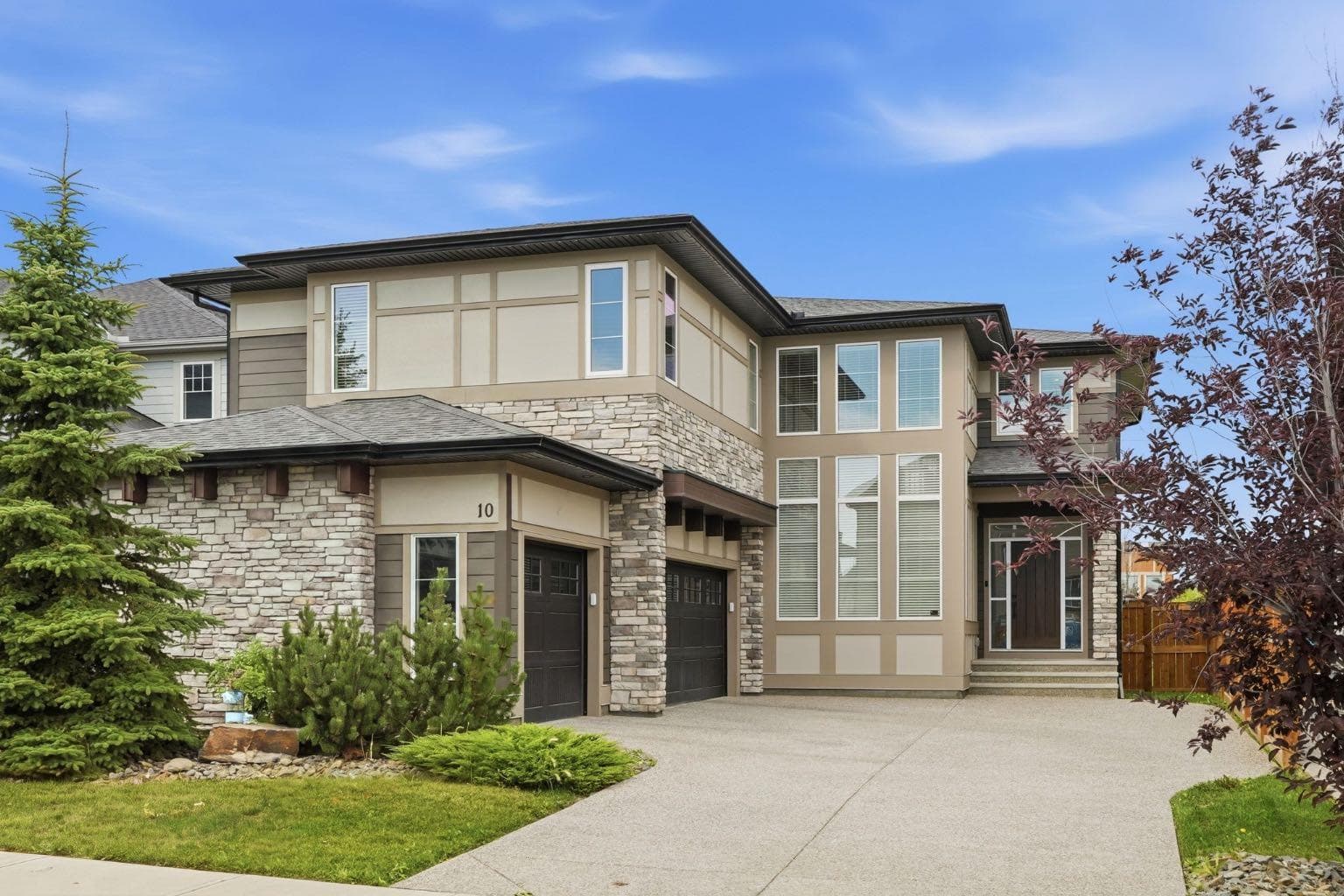 10 Legacy Woods Crescent SE