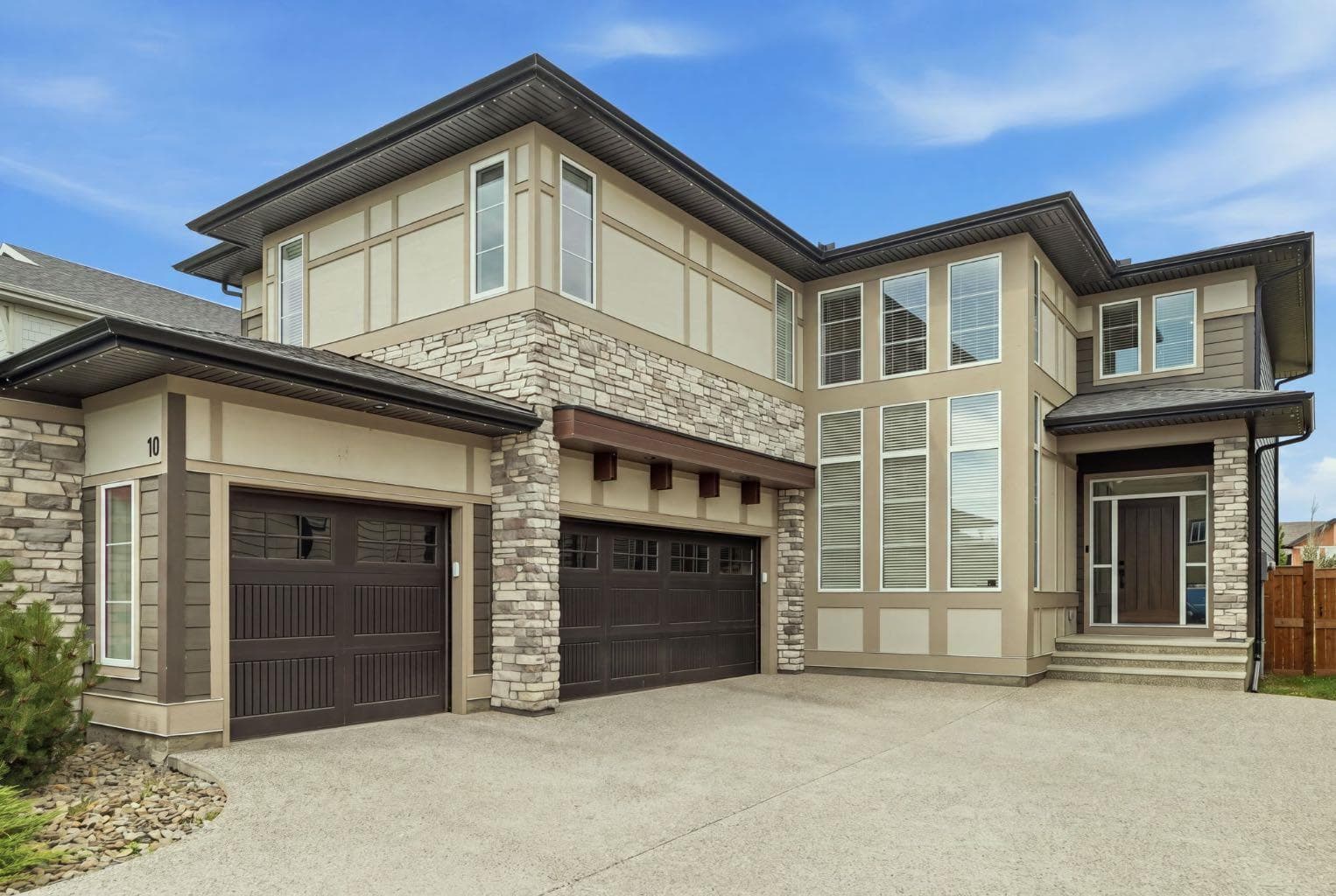 10 Legacy Woods Crescent SE