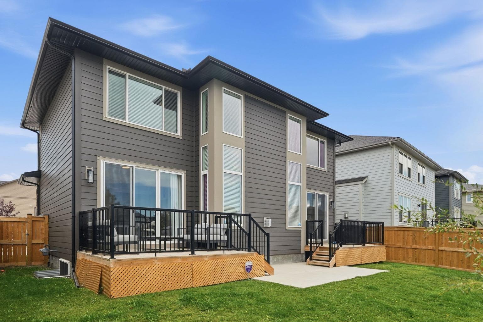 10 Legacy Woods Crescent SE