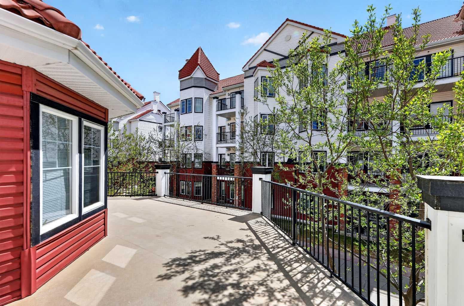 137, 60 Royal Oak Plaza NW