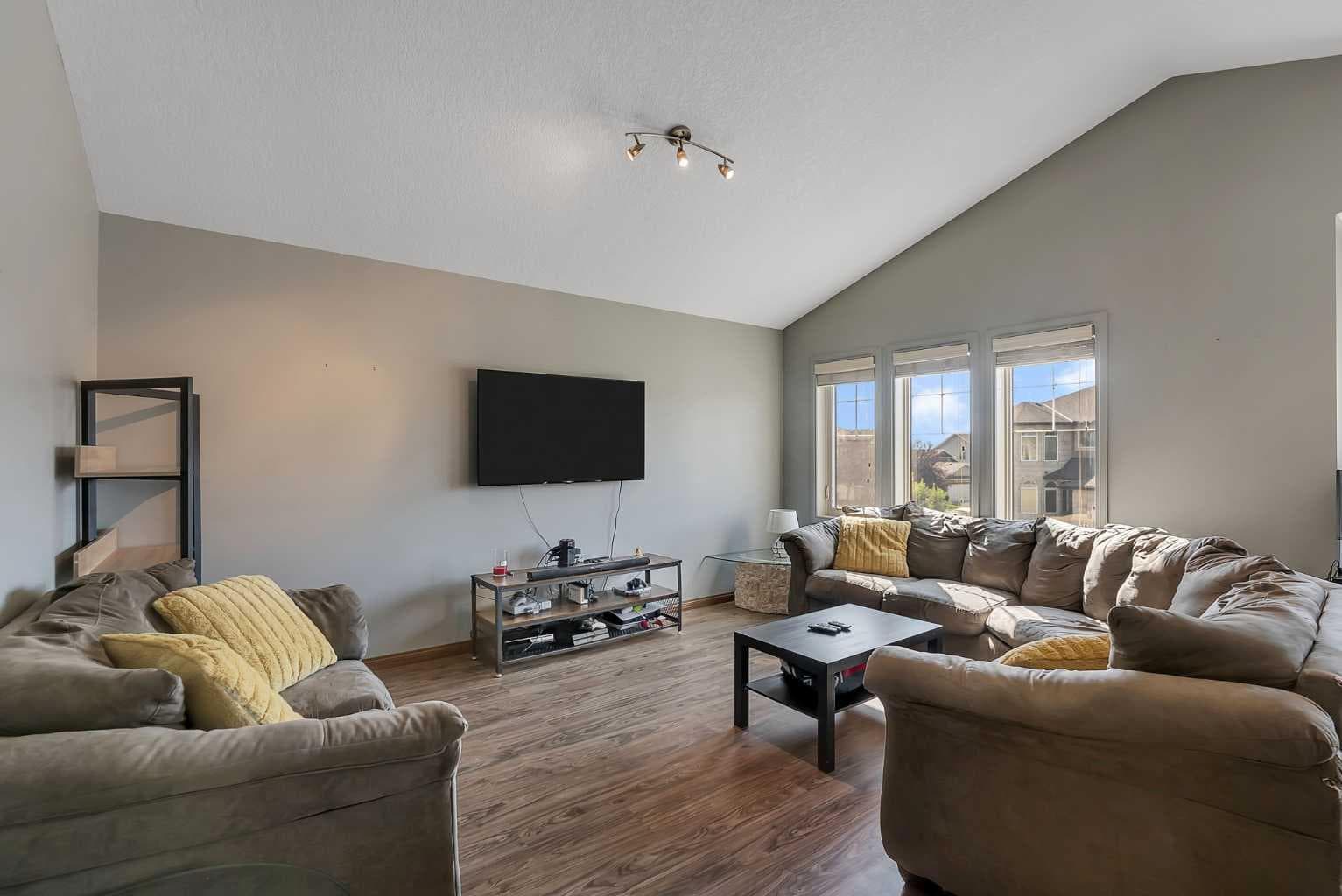 140 Aspenmere Close 