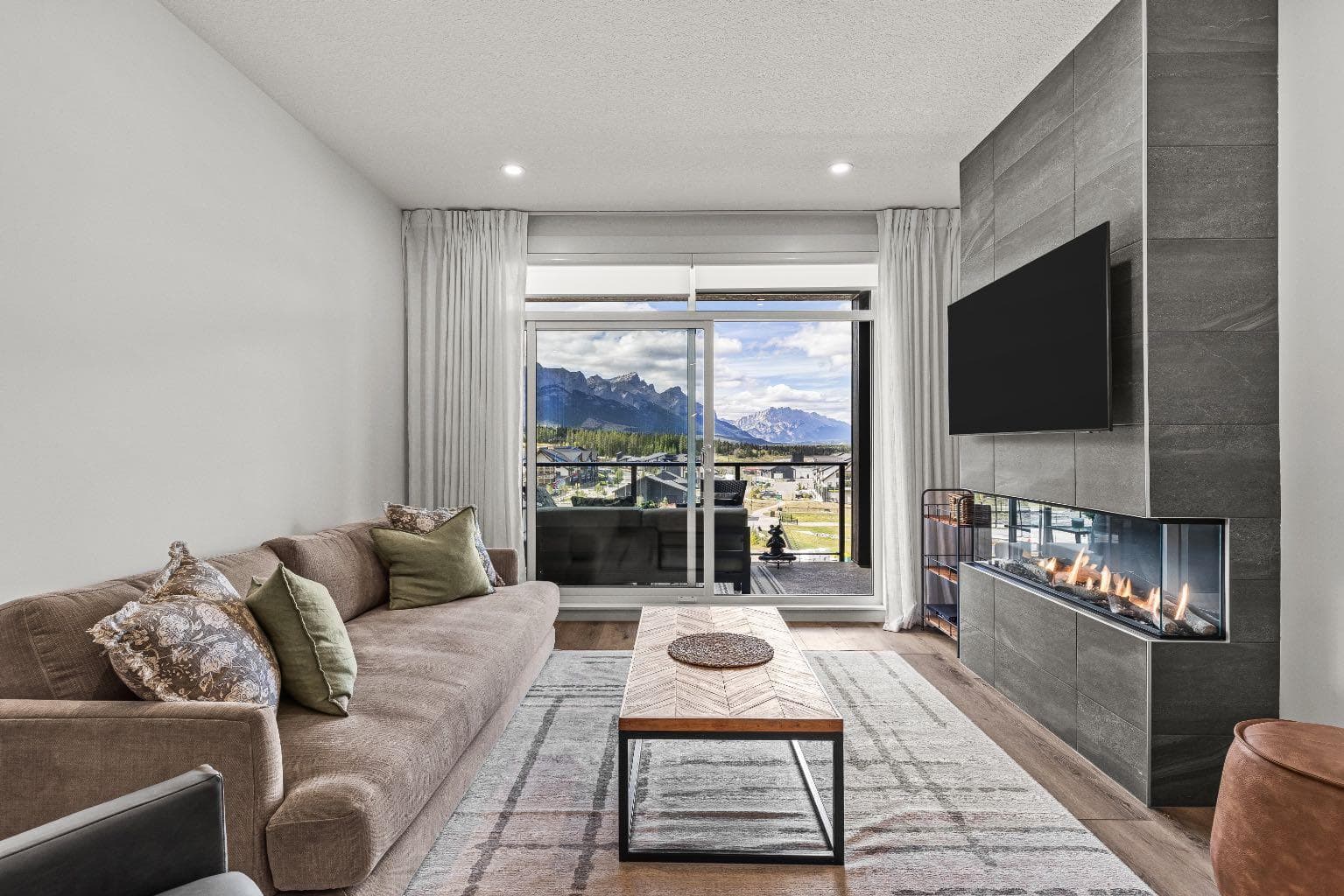 207, 10 Cascade Ridge 