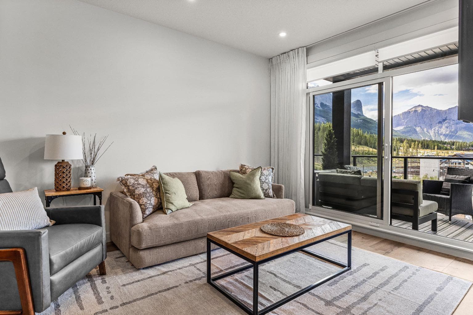 207, 10 Cascade Ridge 
