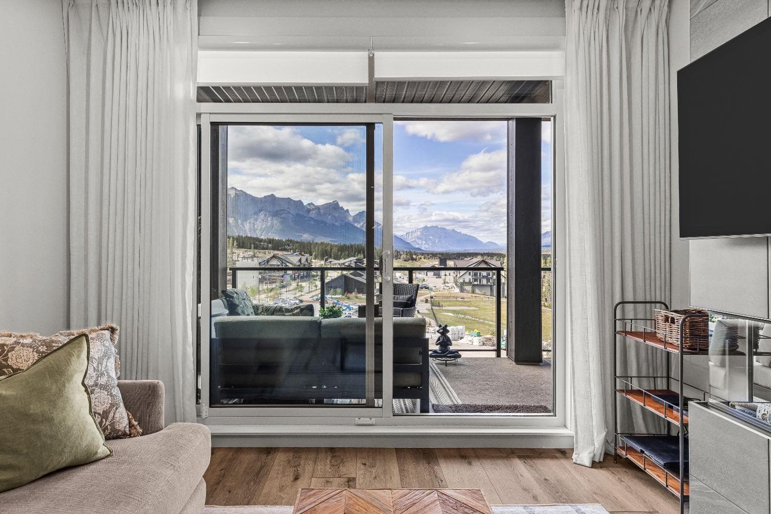 207, 10 Cascade Ridge 