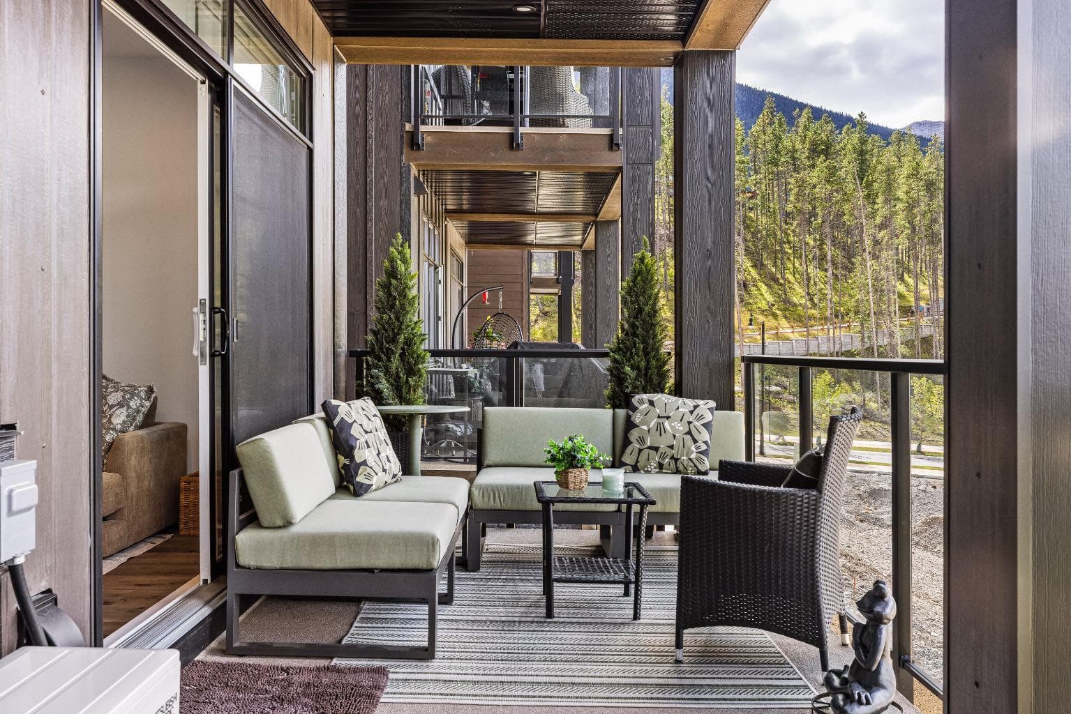 207, 10 Cascade Ridge 