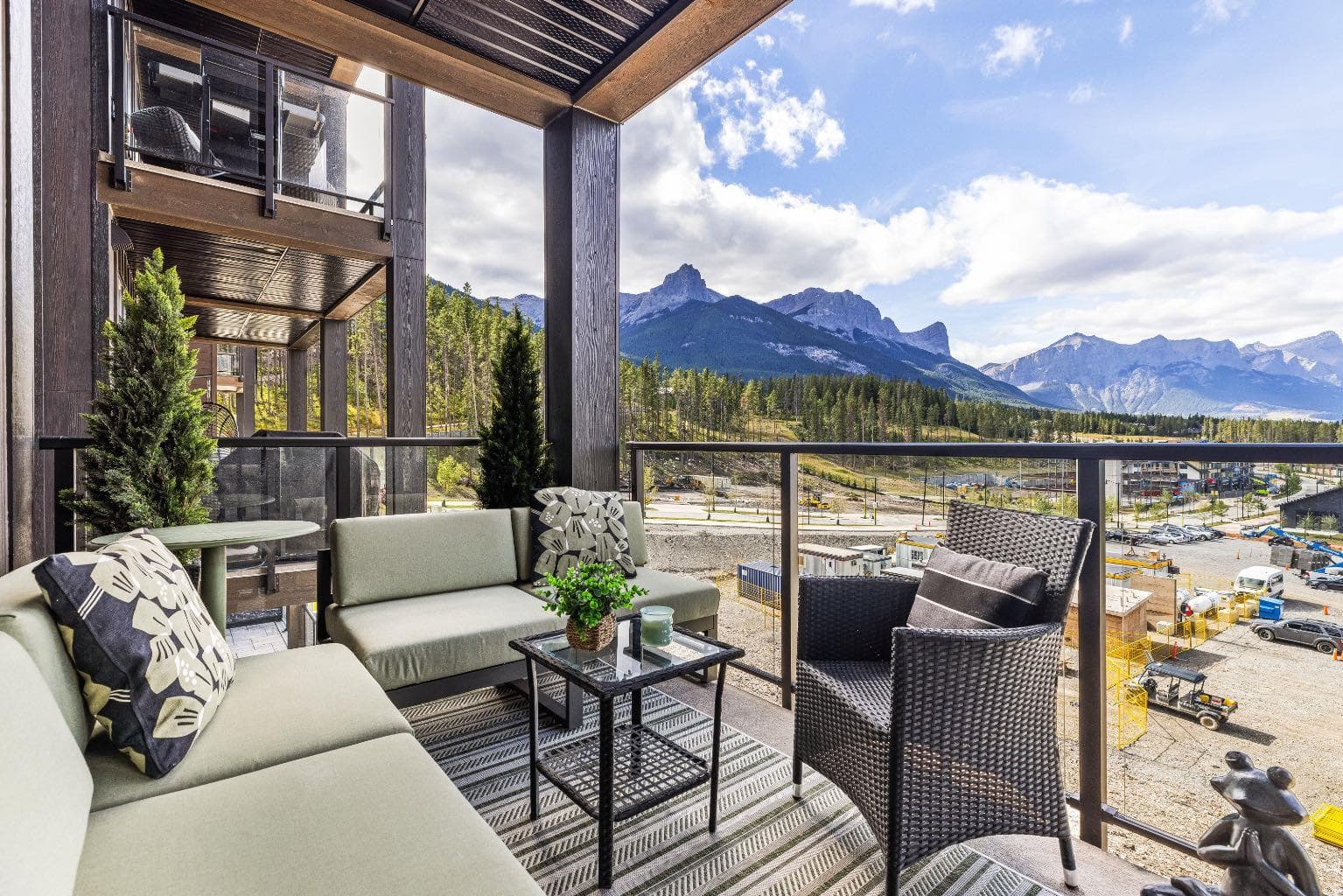 207, 10 Cascade Ridge 