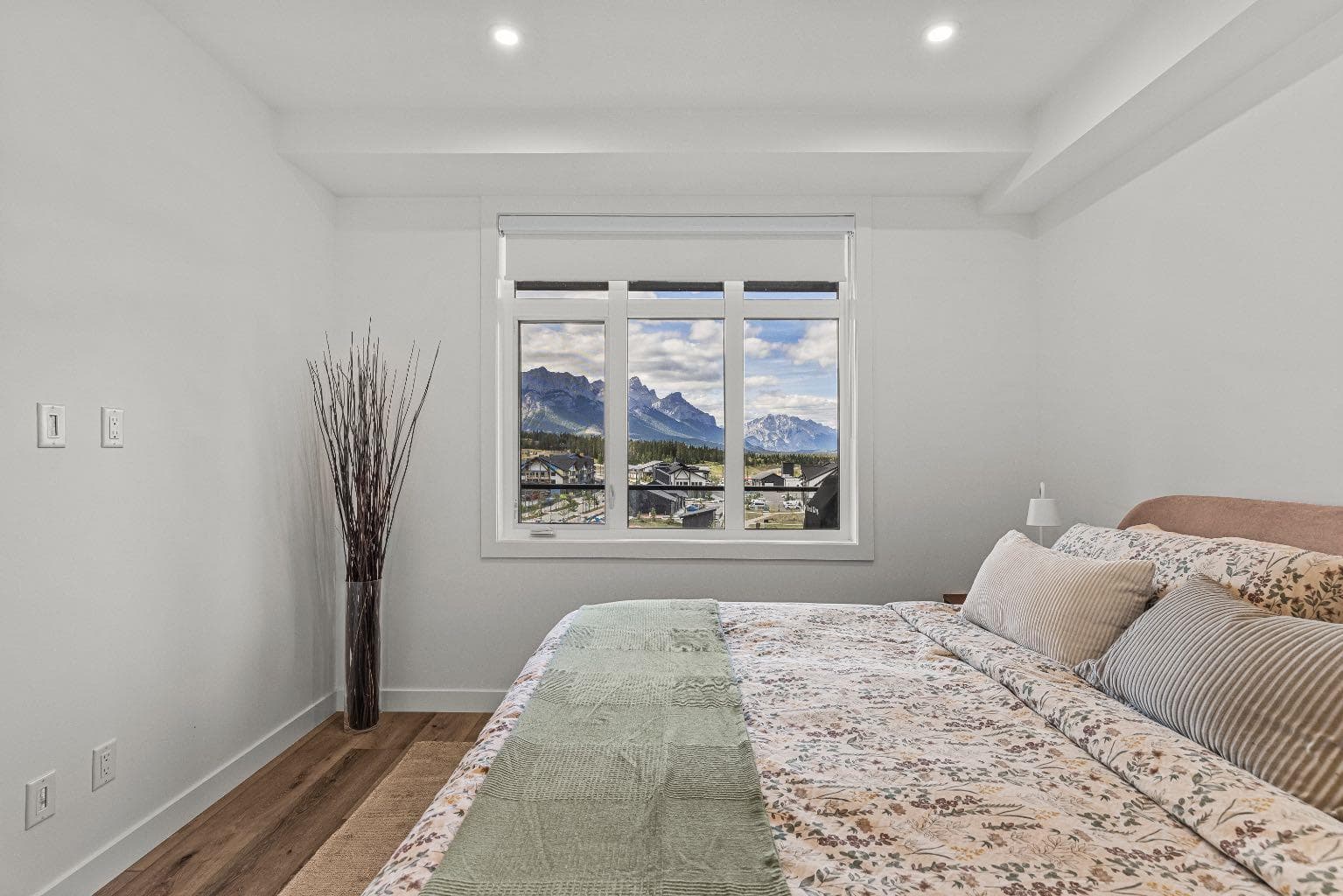 207, 10 Cascade Ridge 